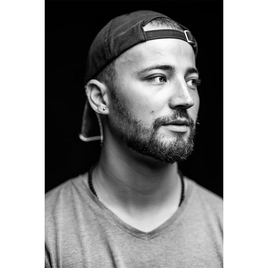 Der Fachmann Betreuung in einem Kinderhort ist in seiner Freizeit gern unter Menschen oder in der Natur. Er wohnt in einer WG in Winterthur.