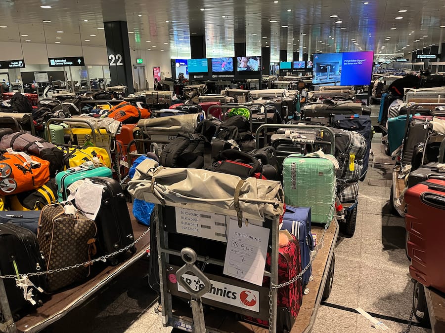 Gepäckchaos: Beim Baggage Claim am Flughafen Zürich stapeln sich Hunderte Koffer.