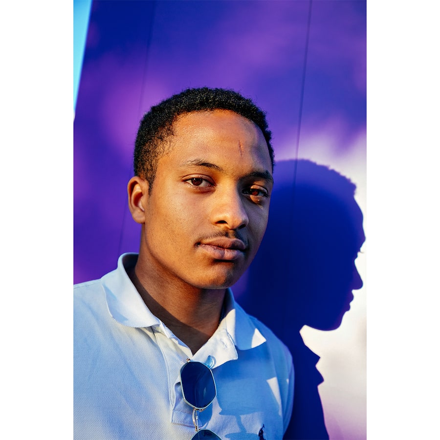 Yannis Alagi Barrow, 18. Was erleben Jugendliche, die hier geboren und aufgewachsen sind, aber eine andere Hautfarbe haben? Ein Gespräch über dumme Sprüche, fremde Finger in den Haaren und offenen Hass.