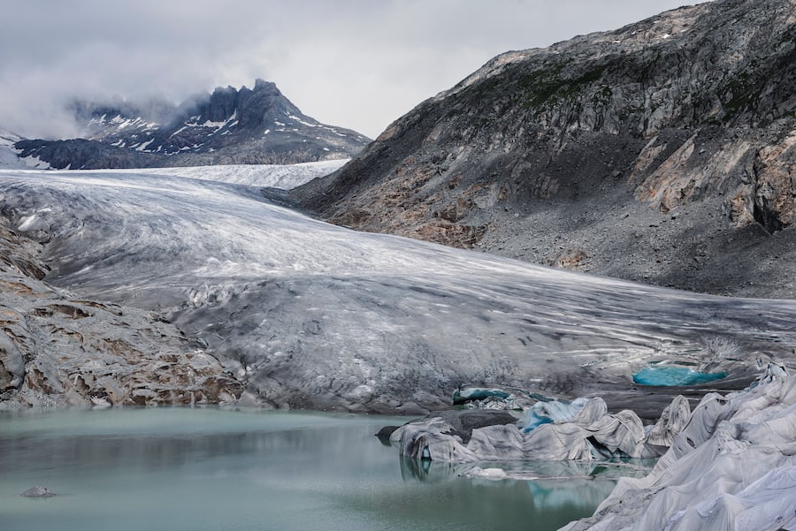 Foto: Nathalie Taiana, 25.07.2023, Furkapass (VS), Die Eisgrotte im Rhonegletscher gibt es dieses Jahr mögl. zum letzen Mal. William Jerjen hat jahrelang an dieser Grotte gebaut.