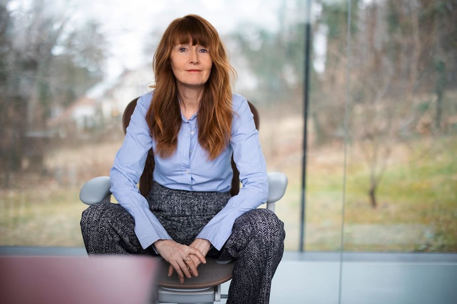 Oona Horx Strathern ist Zukunftsforscherin und lebt in Wien. 1998 hat sie mit ihrem Mann Matthias Horx das Zukunftsinstitut in Frankfurt gegründet. Seit 2018 zeigt sie in ihrem jährlichen Report künftige Wohntrends auf.