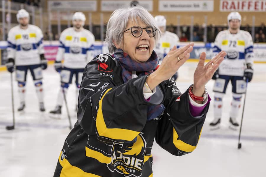 Elisabeth Baume-Schneider auf dem Eisfeld