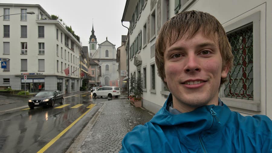 Gute Laune trotz Regen: Am zweiten Tag seiner Reise durchquerte Joel von Rotz Wädenswil.