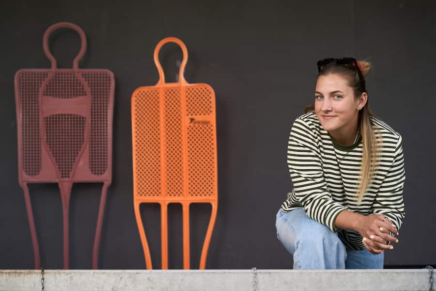 Fussballerin Leandra Flury steht neben Trainingsfiguren