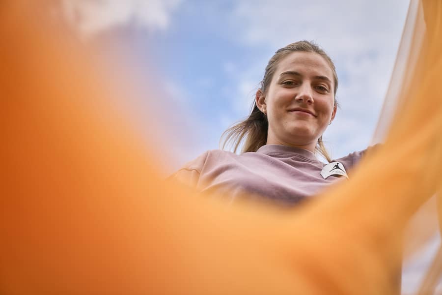 Fussballerin Leandra Flury schaut von oben auf die Kamera herunter