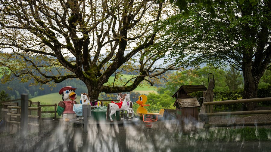 Verschiedene Karussell-Figuren in Tierform auf einem Spielplatz
