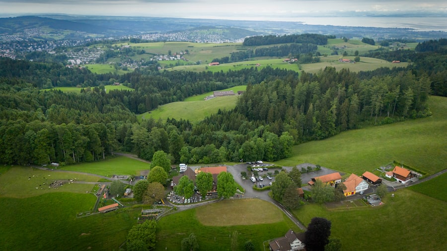 Auf dem Gelände dieses Wirtshauses in Appenzell Ausserrhoden sollen die grausamsten Dinge passiert sein: Das Bild zeigt eine Ansammlung von Häusern auf einem Hügel in idyllischer Landschaft.