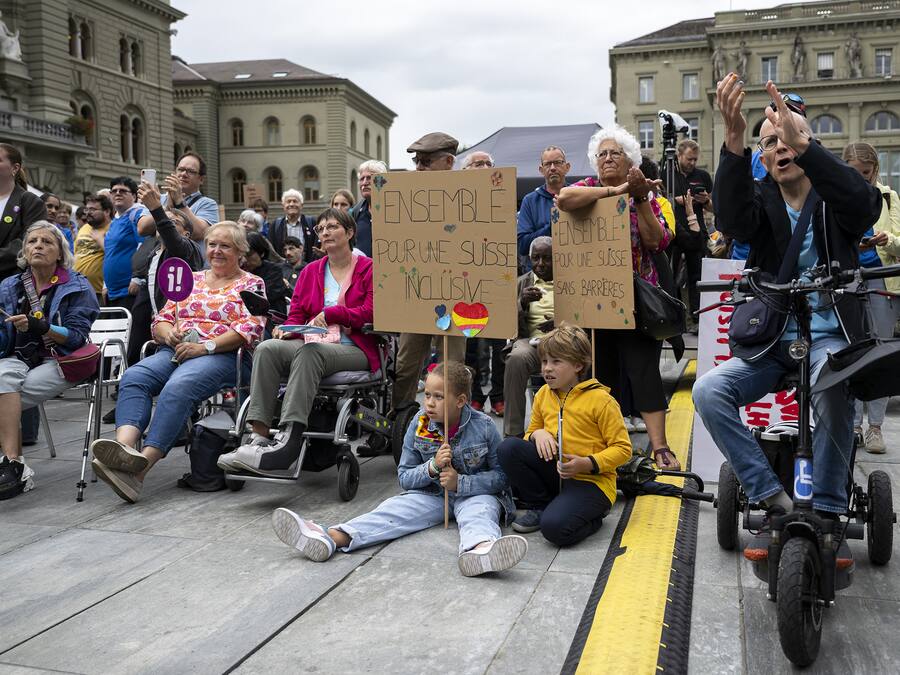Demonstranten hoeren den Reden zu waehrend einer Kundgebung von den Verbaenden Agile und Inclusion Handicap vor der Uebergabe der Inklusions-Initiative an die Bundeskanzlei, am Donnerstag, 5. September 2024 auf dem Bundesplatz, in Bern. Die Initiative verlangt die Gleichstellung von Menschen mit und ohne Behinderungen in allen Lebensbereichen. (KEYSTONE/Anthony Anex)