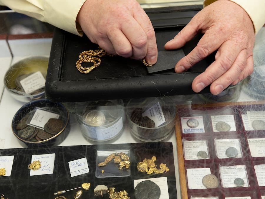 Fabio Luraschi prüft eine Goldkette - Fabio Luraschi, 57, kauft in seinem Geschäft in Zürich Geschäft Gold, Schmuck und alte Münzen gegen bar. Und erfährt viel über menschliche Schicksale