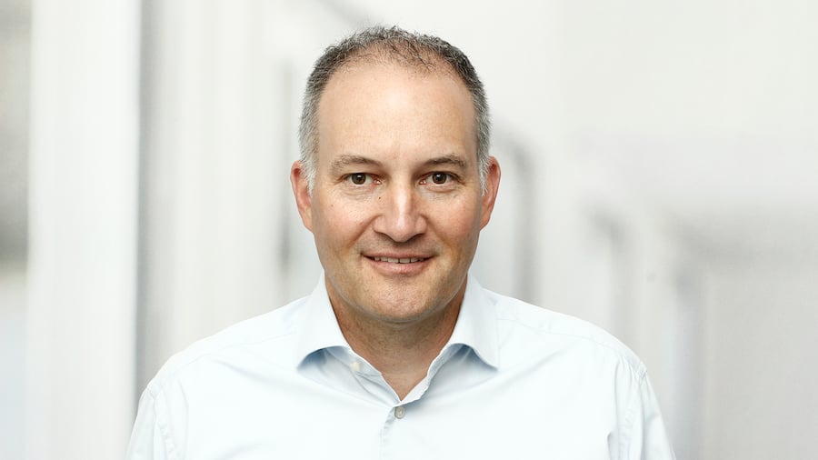 Manuel Portmann; Pflegenotstand Ein Spital organisiert sich wie eine Beiz – mit Erfolg Aus der Not schafft das Spital Bülach ZH ein neues, gerechteres Arbeitszeitmodell. Die Mitarbeitenden sind zufriedener – und die Kosten im Lot.