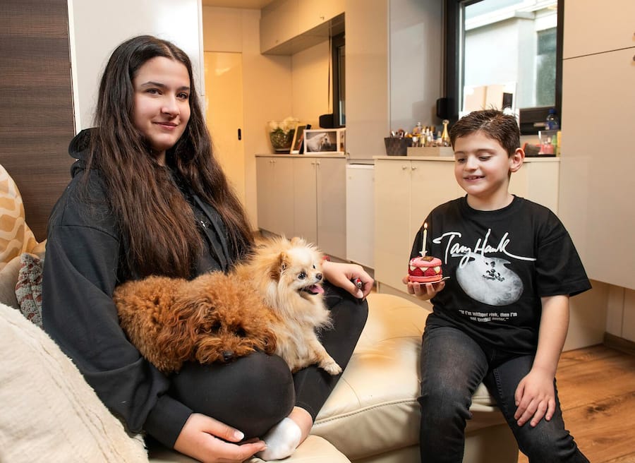 Chanel Knie mit Maycol junior in ihrem Wohnwagen