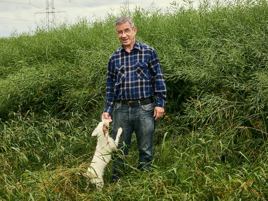 Jorge Pereira mit Hund auf einer Wiese - Jorge Pereira war Pflegehelfer am Tierspital Zürich. Er dokumentierte, wie verletzte Hunde und Katzen in ihrem Kot liegen mussten. Dann wurde er entlassen