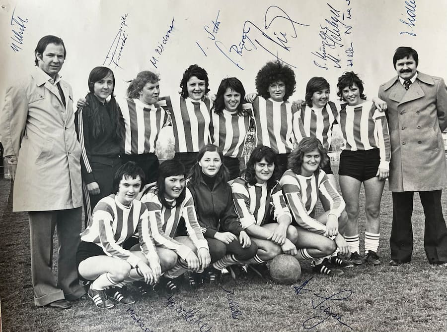 Gruppenbild Frauenteam in den Siebzigerjahren mit Liliana Bürge; Fussball-Pionierin «Wir waren unsichtbar und haben keinen Rappen verdient» Liliana Bürge war in der Schweizer Fussball-Nationalmannschaft – zu einer Zeit, als man ihnen noch zurief, Frauen gehörten an den Herd.
