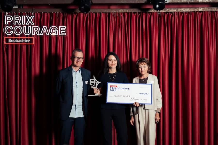 Ibrahimi nimmt den Preis von Beobachter-Chefredaktor Dominique Strebel und Eveline Widmer-Schlumpf, Jury-Präsidentin, entgegen.