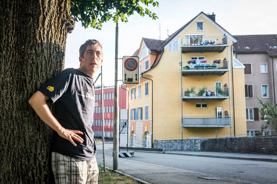 Pascal Meier vor der Wohnschule in Olten