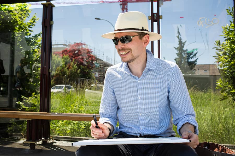 Philipp Ege an einer Bushaltestelle im Aargau