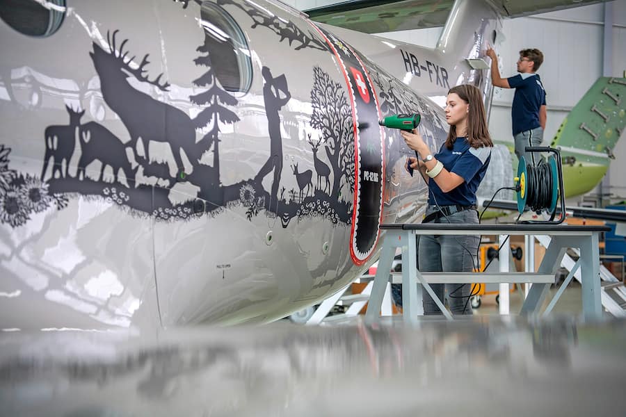 Paul Waser gestaltete Scherenschnitte, die schliesslich auf eine PC-12 geklebt wurden