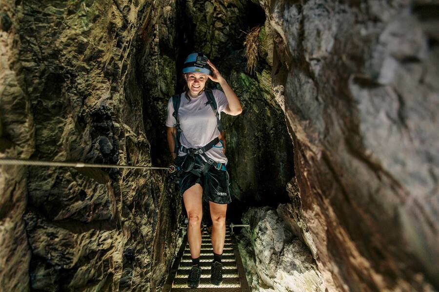 Nach dem Aufstieg eine kurze Entspannung in der Höhle auf dem Klettersteig Pinut für Melanie Wirz