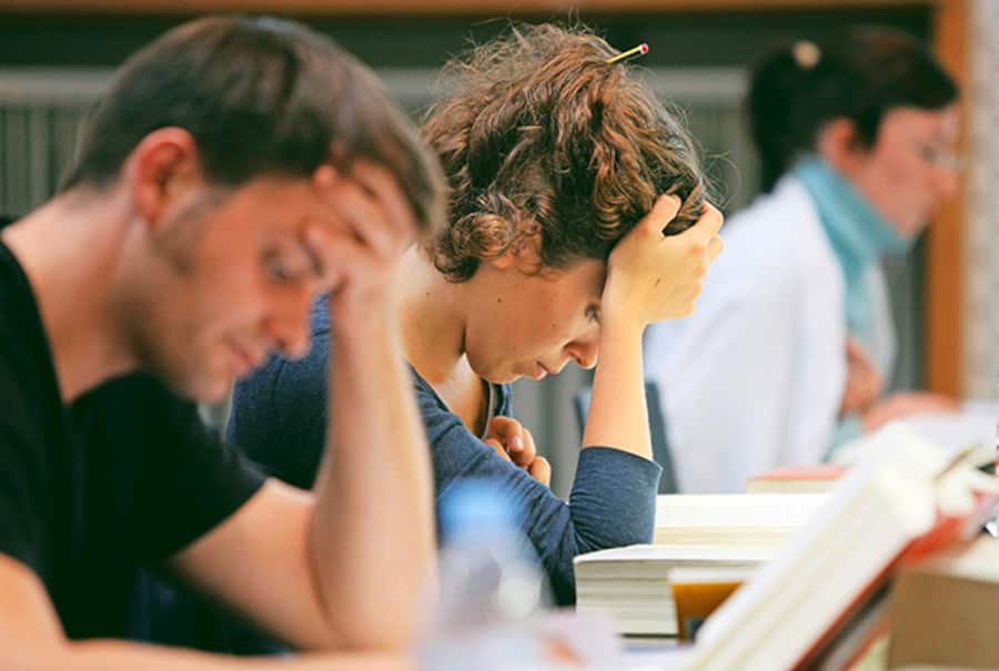 Studenten legen eine Prüfung ab