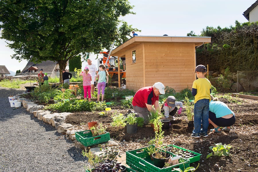 Walter Wolf mit Schülern im Schulgarten Rüthi