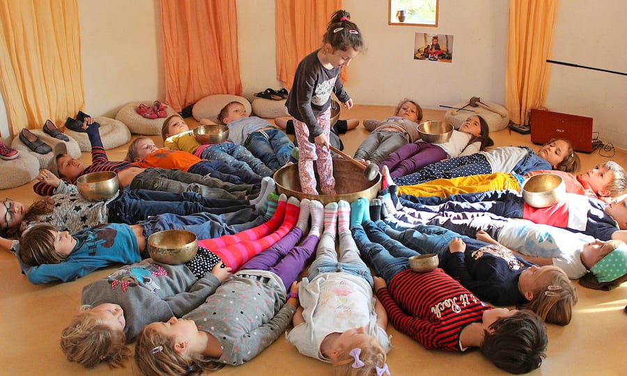 Kinder sollten auch lernen, füreinander da zu sein.