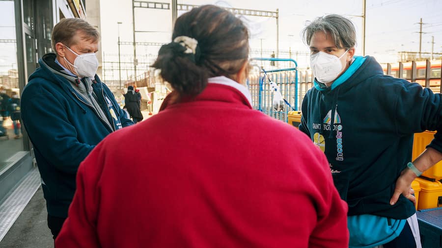 Schwester Ariane und Pfarrer Karl sprechen mit einer Frau