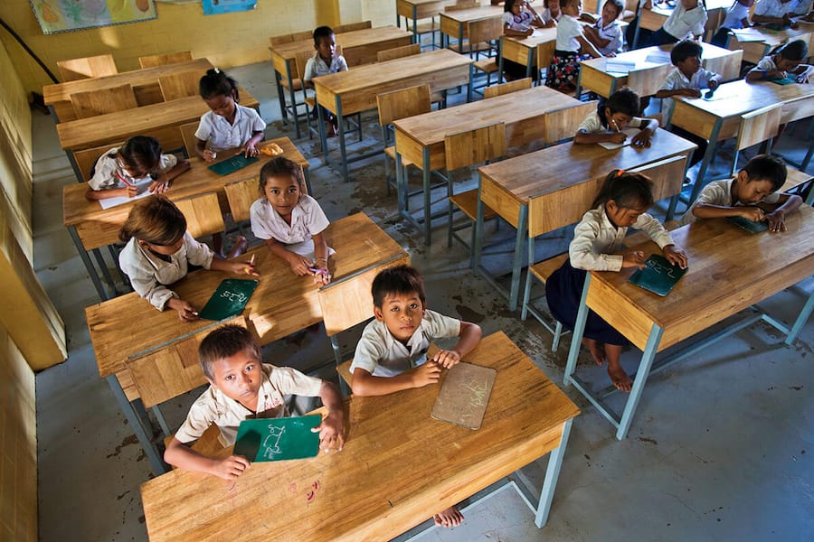 Kinder der Smiling-Gecko-Farm in der Schule
