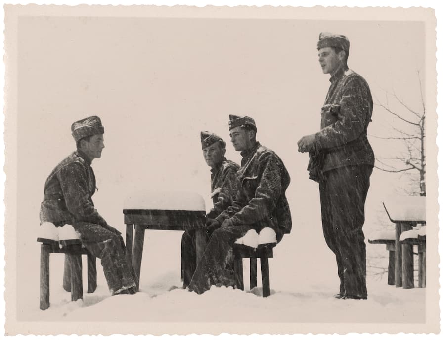 Soldaten warten im Weltkrieg, 1940