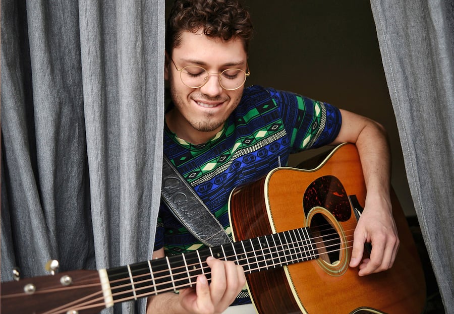 Songwriter Tobias Jensen mit Gitarre