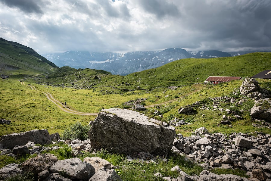 Diese Gesteinsbrocken auf der Alp Mettenen spielen in «Höhenfeuer» eine wichtige Rolle.
