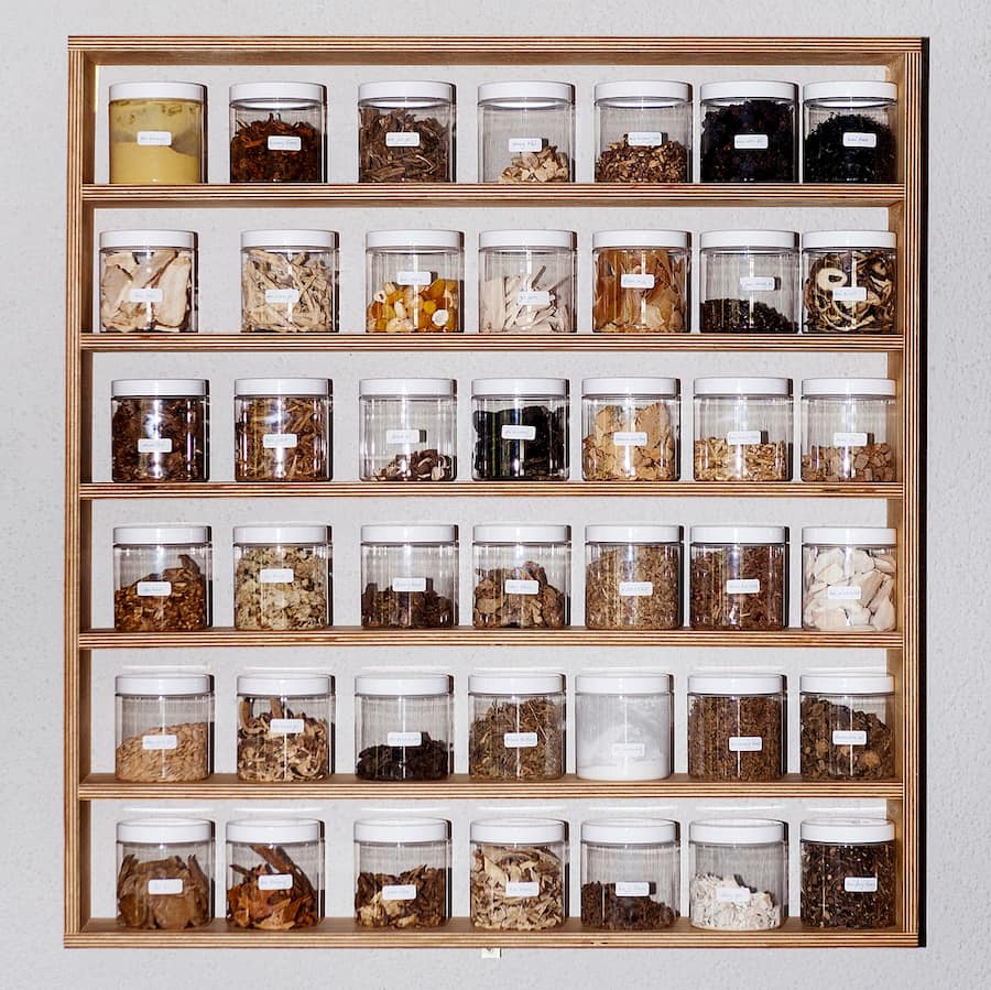 Kräuter und Heilpflanzen für TCM in einem Regal