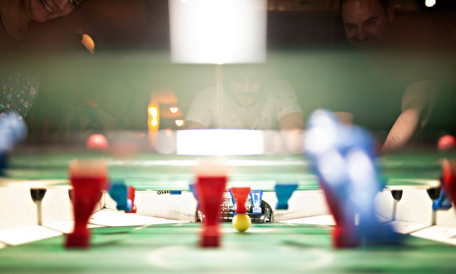 Blick aus dem Tischfussballtor aufs Spielfeld