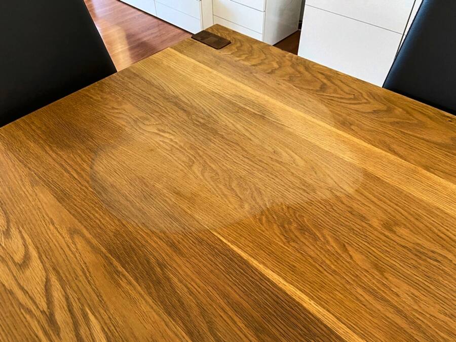 Selbst Abschmirgeln half nichts: Melonenschäden an der Tischplatte von Bruno Hunkeler