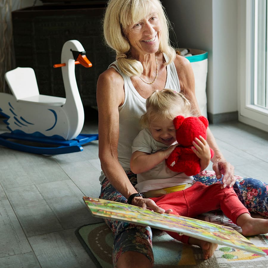 Grosi passt auf den Kleinen auf.