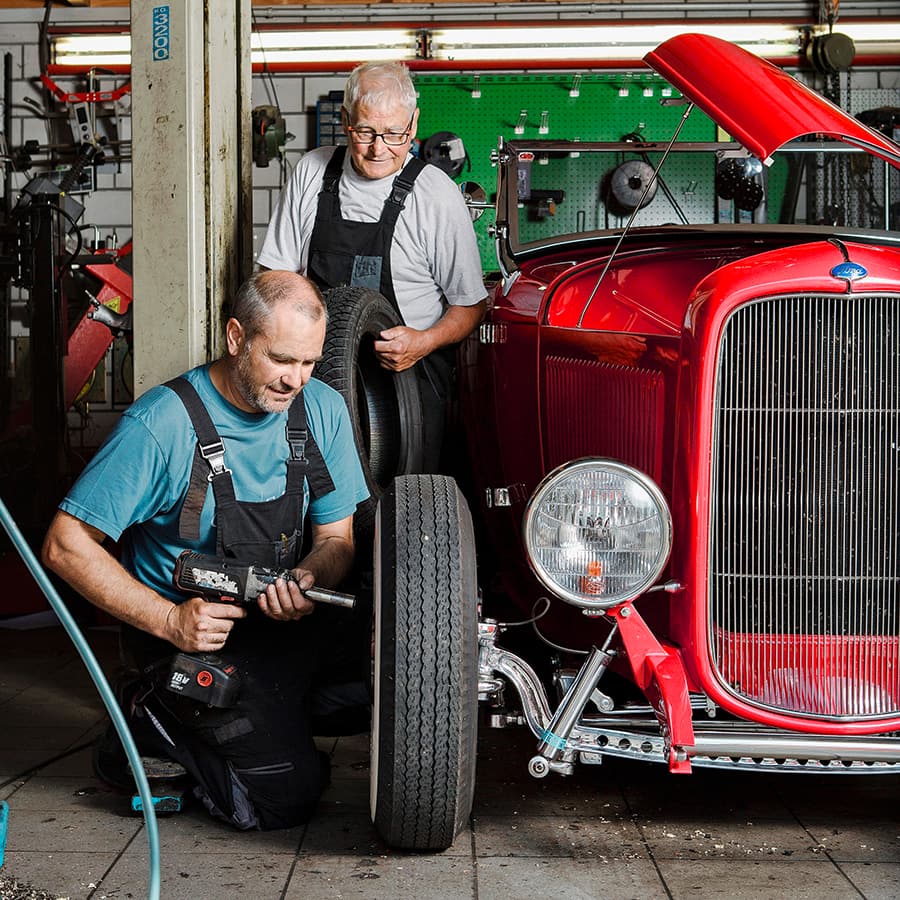 Der Senior bringt dem Junior Kunden.