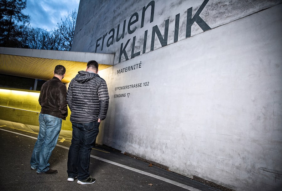 Halbbrüder vor der Berner Frauenklinik