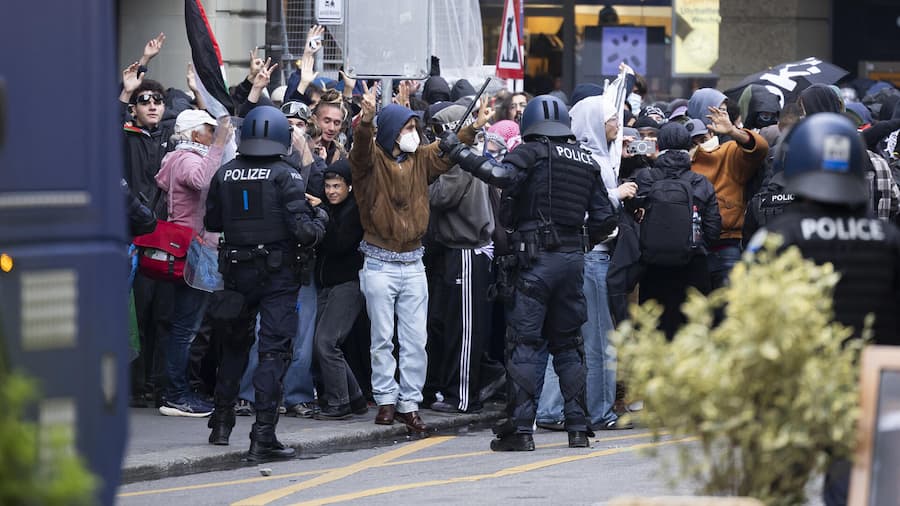 Police stops protesters during an unauthorized rally in solidarity with the Palestinian people in Bern, Switzerland, 11 October 2025. (KEYSTONE/Peter Klaunzer)
SCHWEIZ DEMONSTRATION SOLIDARITAET PALAESTINA