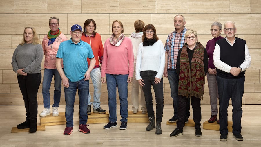 Eine Gruppe ehemaliger Verdingkinder setzt sich für ihre Rechte ein. Von Links nach Rechts: Elisabeth Am Rhein, Daniela Gianola, Roland Rüedi, Manuela Betschart, Viola Gloor, Fränzi, Andrea Ludwig, Eugen Stampfli, Theresa Rohr, Renate Käser, Ivo …