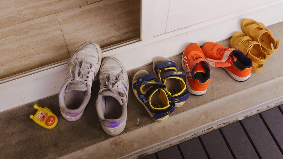 Schuhe der Mutter mit drei Kindern vor dem Eingang fotografiert für den Beobachter am Mittwoch, 27. August 2028, im Kanton Zürich. Bürokratische Hürden blockieren den Umzug in eine notwendige, grössere Wohnung für die Mutter mit drei Kindern.