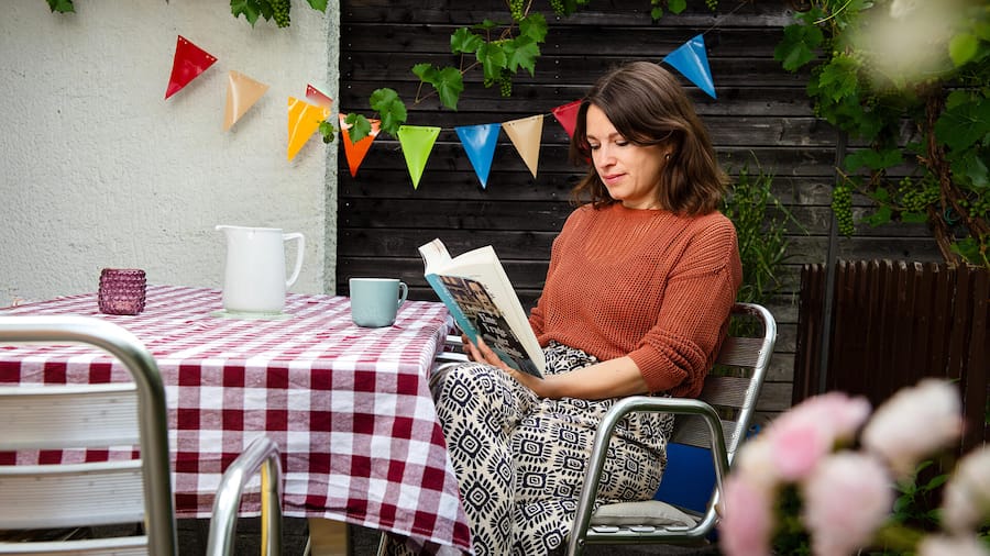 Mattea Meyer, Co-Präsidentin der SP und Nationalrätin, zu Hause in ihrem Garten, Winterthur, 8. Juli 2026