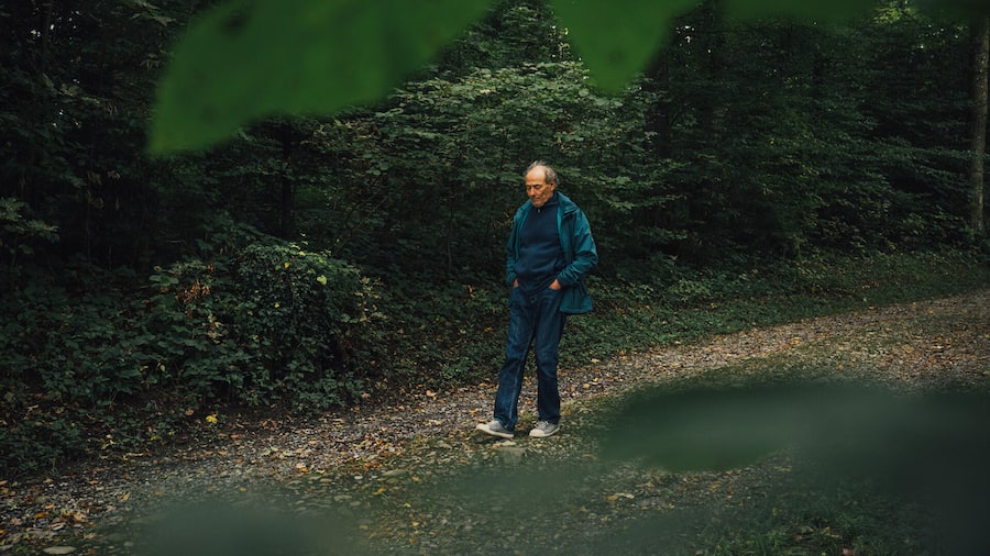 Samuel Theiler macht eine Gehmeditation: Hausen am Albis 26.09.2025 Beobachter Magazin Spezial «Sich Gutes tun» 22/2025 «Meditieren für Anfänger» Samuel Theiler, fotografiert am 26.09.2025 in Hausen am Albis. © Samuel Schalch