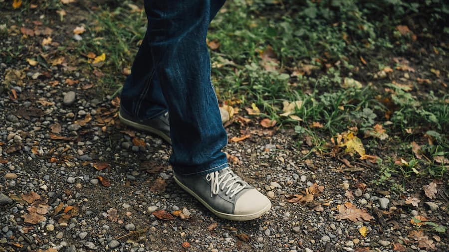 Samuel Theiler bei der Gehmeditation: Hausen am Albis 26.09.2025 Beobachter Magazin Spezial «Sich Gutes tun» 22/2025 «Meditieren für Anfänger» Samuel Theiler, fotografiert am 26.09.2025 in Hausen am Albis. © Samuel Schalch