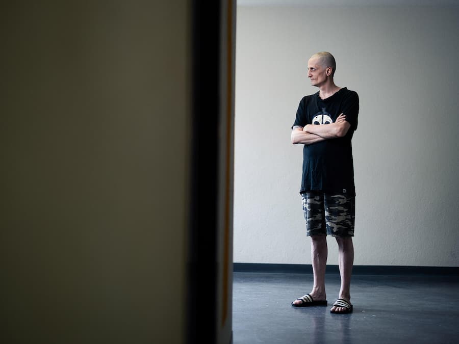 Foto: Thomas Meier. Winterthur, 27.06.25. Sascha Weder hat Ende November 1989 seine Mutter verloren.
Sie wurde mit 14 Messerstichen getötet. Der
Haupttatverdächtige wird damals in ihrem Fall freigesprochen.
Rund 20 Jahre tötete dieser wieder.