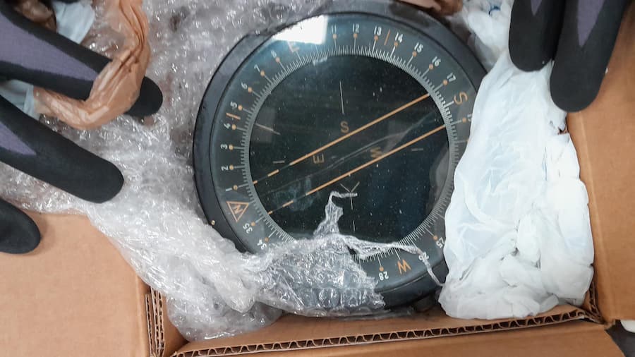 In zwei Fällen war die Aktivität jedoch so hoch, dass diese Objekte als Gefahrgut eingestuft werden mussten. Es handelte sich dabei um einen grossen alten Schiffskompass mit reichlich Radiumleuchtfarbe und um radioaktive Mineralien mit einer zu hoh…