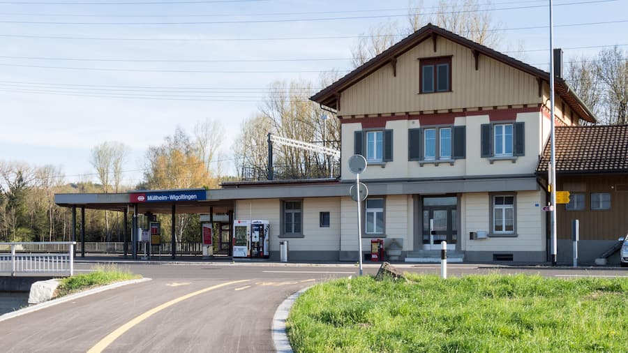 Bahnhof Müllheim-Wigoltingen - Am Bahnhof Müllheim-Wigoltingen könnte bald jeder mit einer Wasserflasche unterwegs sein. Der Grund? Ein teures Umbauprojekt mit einem kleinen Mangel – und eine neue Regel in Chiasso
