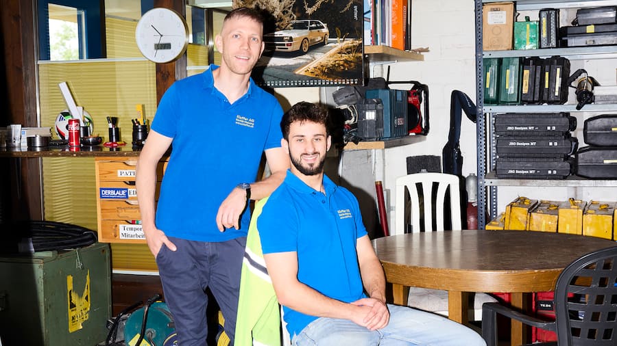 Kevin Kiefer (kurze, helle Haare) und Redon Cacaj (mit Bart) Die beiden jungen Männder der Firma Kieffer AG Sanitär-Heizungen aus Würenlingen, kreuzten auf dem Weg zur Arbeit eine Unfallstelle mit einem Postauto und haben Soforthilfe geleistet.