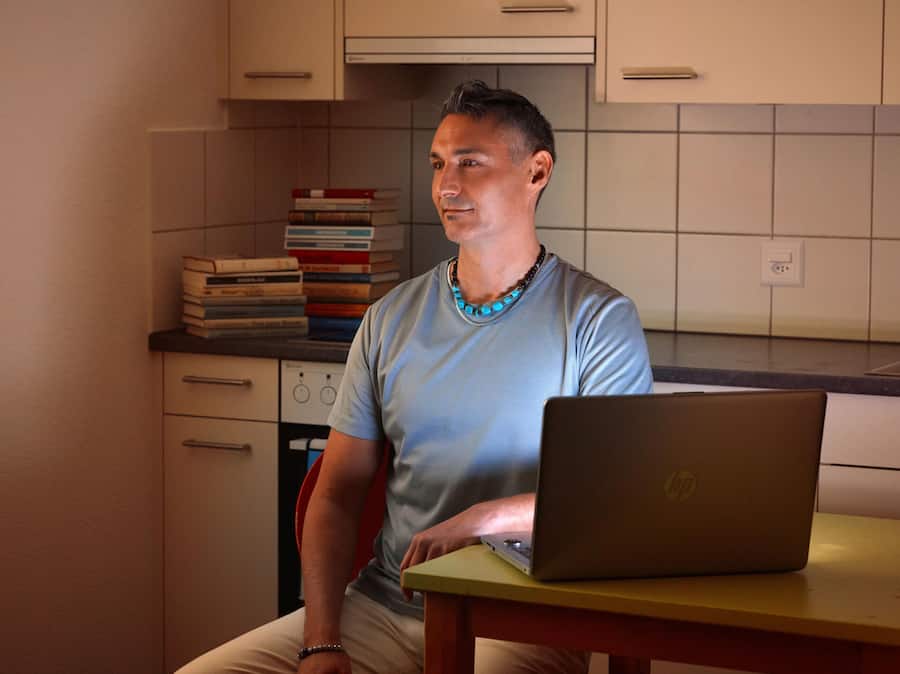 Portrait von Pascal Bassi, fotografiert im Mai 2026 für den Beobachter 13/2026: SOS-Digital - SOS-Sommergeschichte: Gegen den digitalen Ausschluss