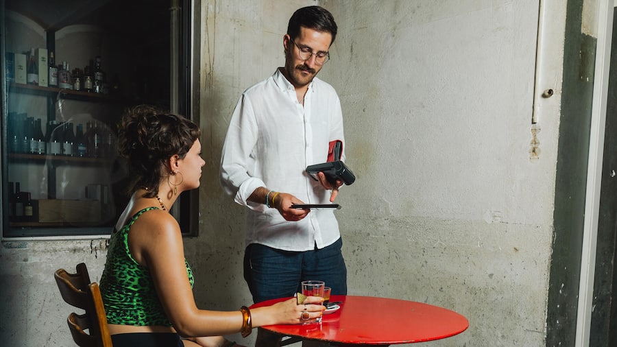 Nicola Andreossi, Chef de Service im Restaurant Rosso in Zürich fotografiert an seinem Arbeitsort plus Themenbilder Trinkgeld, Bezahlterminal, etc.