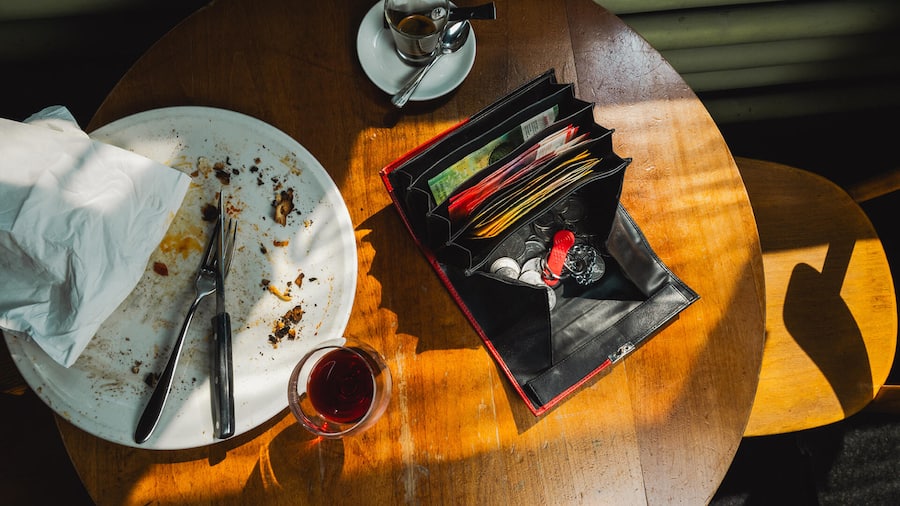 Nicola Andreossi, Chef de Service im Restaurant Rosso in Zürich fotografiert an seinem Arbeitsort plus Themenbilder Trinkgeld, Bezahlterminal, etc.