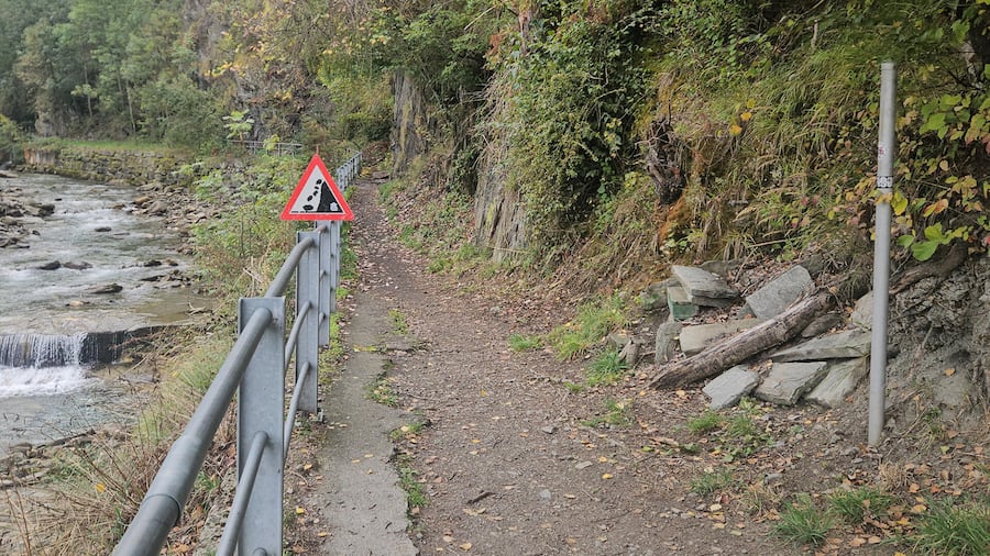 Bild von Martin Meul, Blick Aussenreporter News Wallis:
https://www.blick.ch/schweiz/westschweiz/wallis/fast-taeglich-donnern-steine-auf-walliser-wanderweg-anwohner-georg-manz-66-kritisiert-gemeinde-das-ist-eine-todesfalle-wieso-tut-man-nichts-id2129…